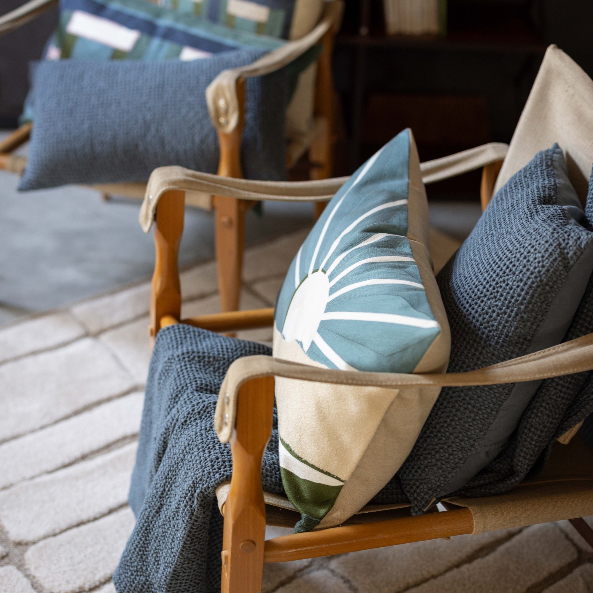 plaid riciclato maia piombo, colore piombo, taglia 180 x 260. dettaglio decorativo che arricchisce letto, divano o poltrona