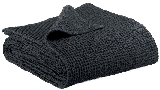 plaid riciclato maia caviale, colore caviale, taglia 180 x 260. plaid piegato in vista frontale su fondo bianco, perfetto...