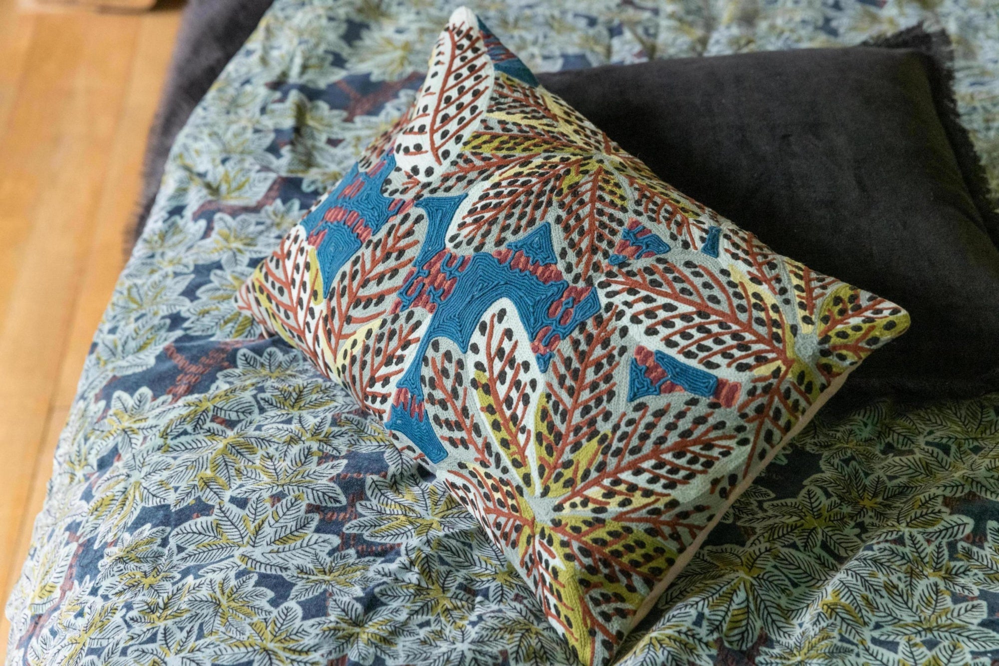 plaid stampato ariane olio, colore olio, taglia 135 x 200. dettaglio decorativo che arricchisce letto, divano o poltrona