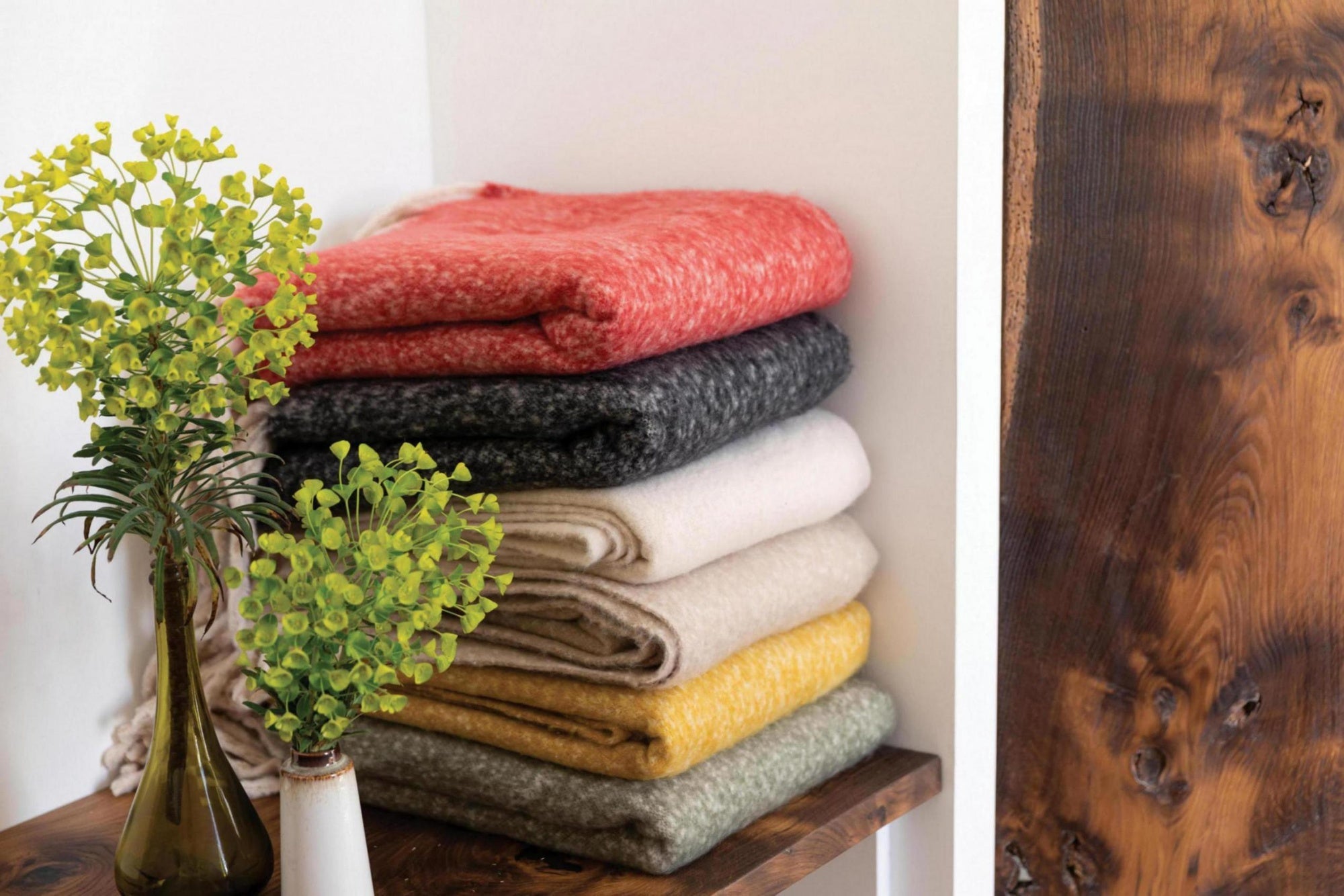 plaid tinta unita riciclato isabel caviale, colore caviale, taglia 130 x 160. dettaglio decorativo che arricchisce letto,...