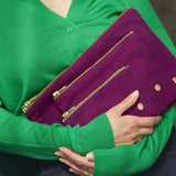pochette iona pioggia viola, colore pioggia viola, taglia 14 x 19 x 1. dettaglio del prodotto da bagno