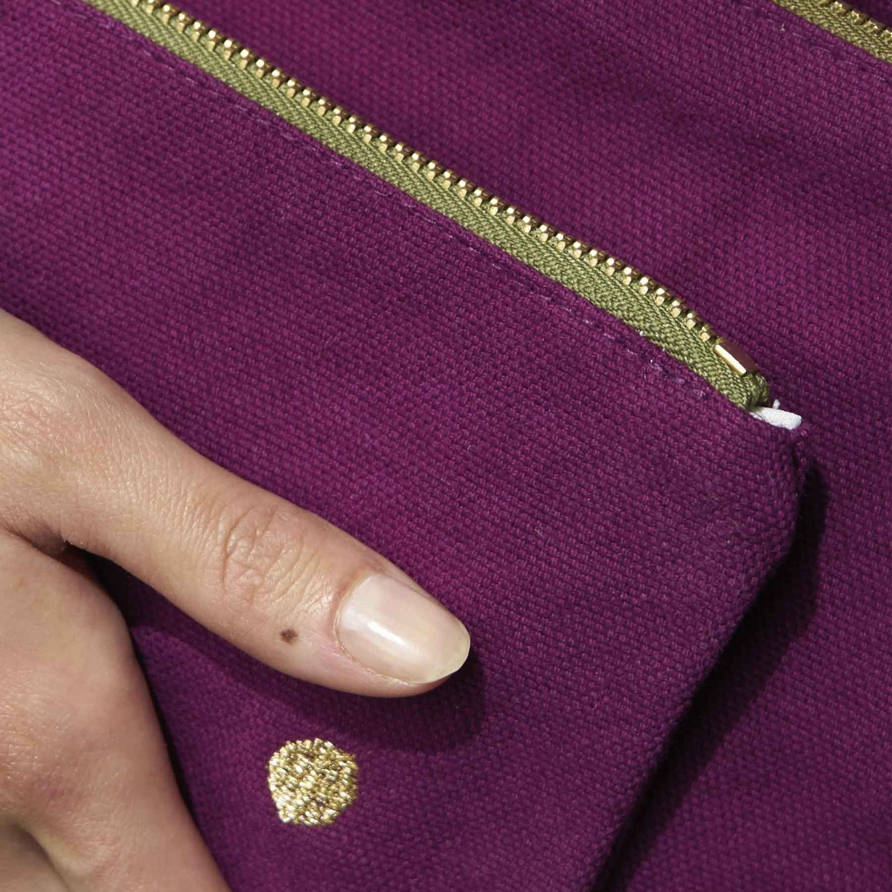 pochette iona pioggia viola, colore pioggia viola, taglia 14 x 19 x 1. dettaglio del prodotto da bagno