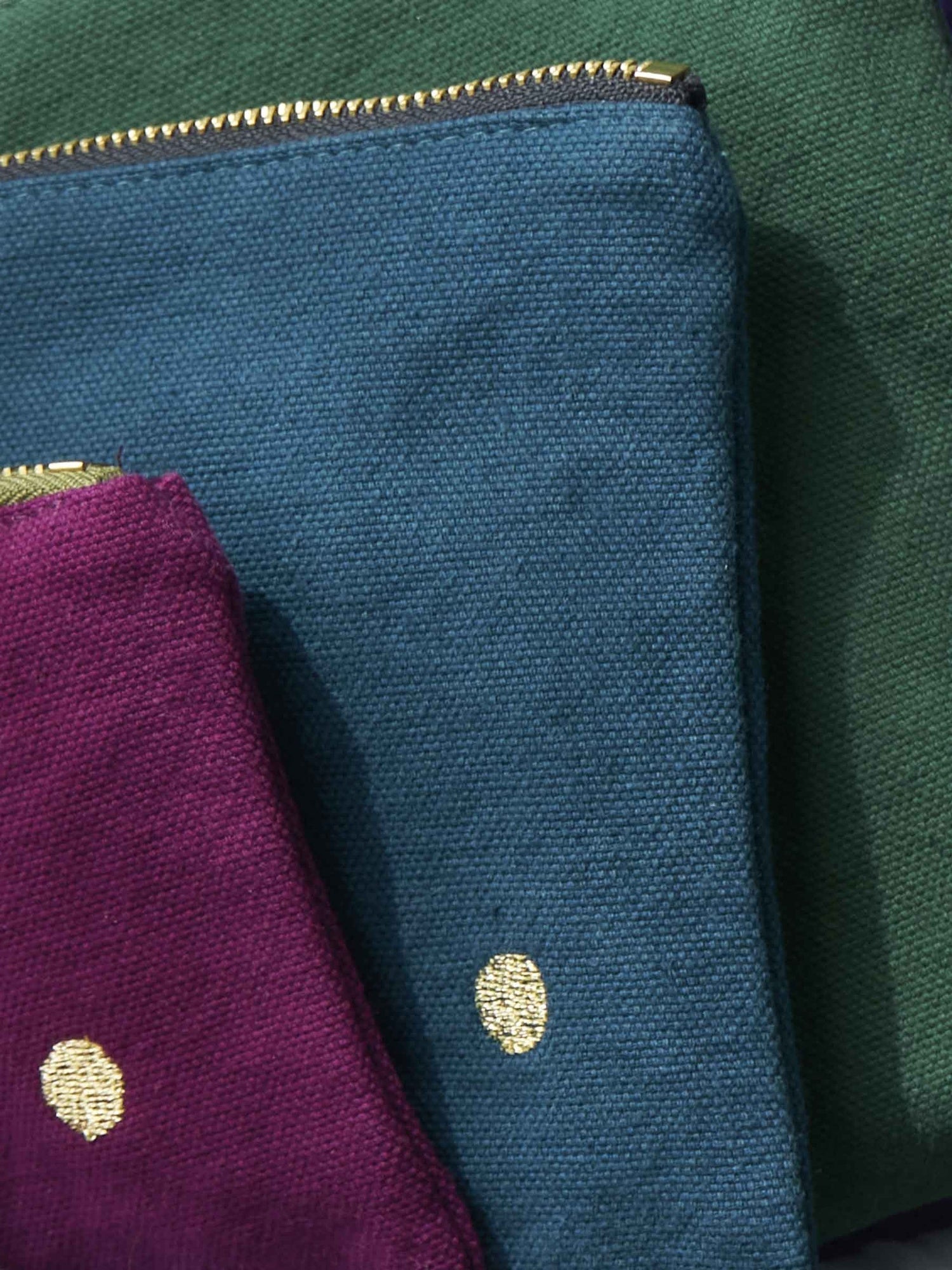 pochette iona pioggia viola, colore pioggia viola, taglia 14 x 19 x 1. dettaglio del prodotto da bagno