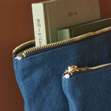 pochette iona uragano, colore uragano, taglia 11 x 14 x 1. dettaglio del prodotto da bagno