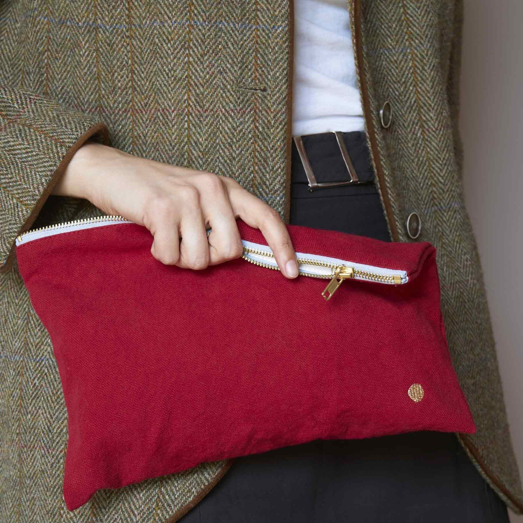 pochette iona ciliegia, colore ciliegia, taglia 19 x 28 x 1. dettaglio del prodotto da bagno