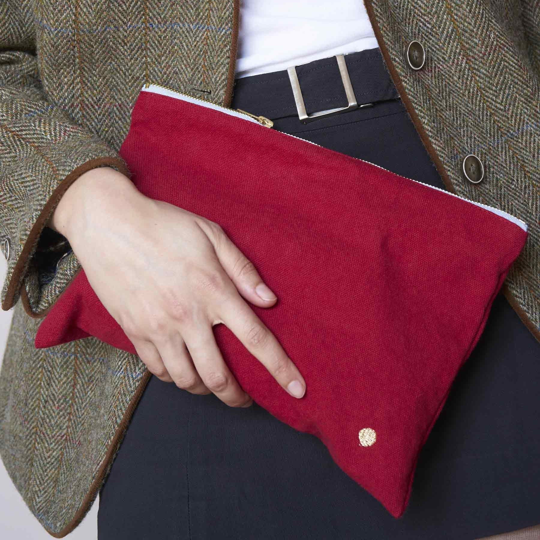 pochette iona ciliegia, colore ciliegia, taglia 19 x 28 x 1. dettaglio del prodotto da bagno