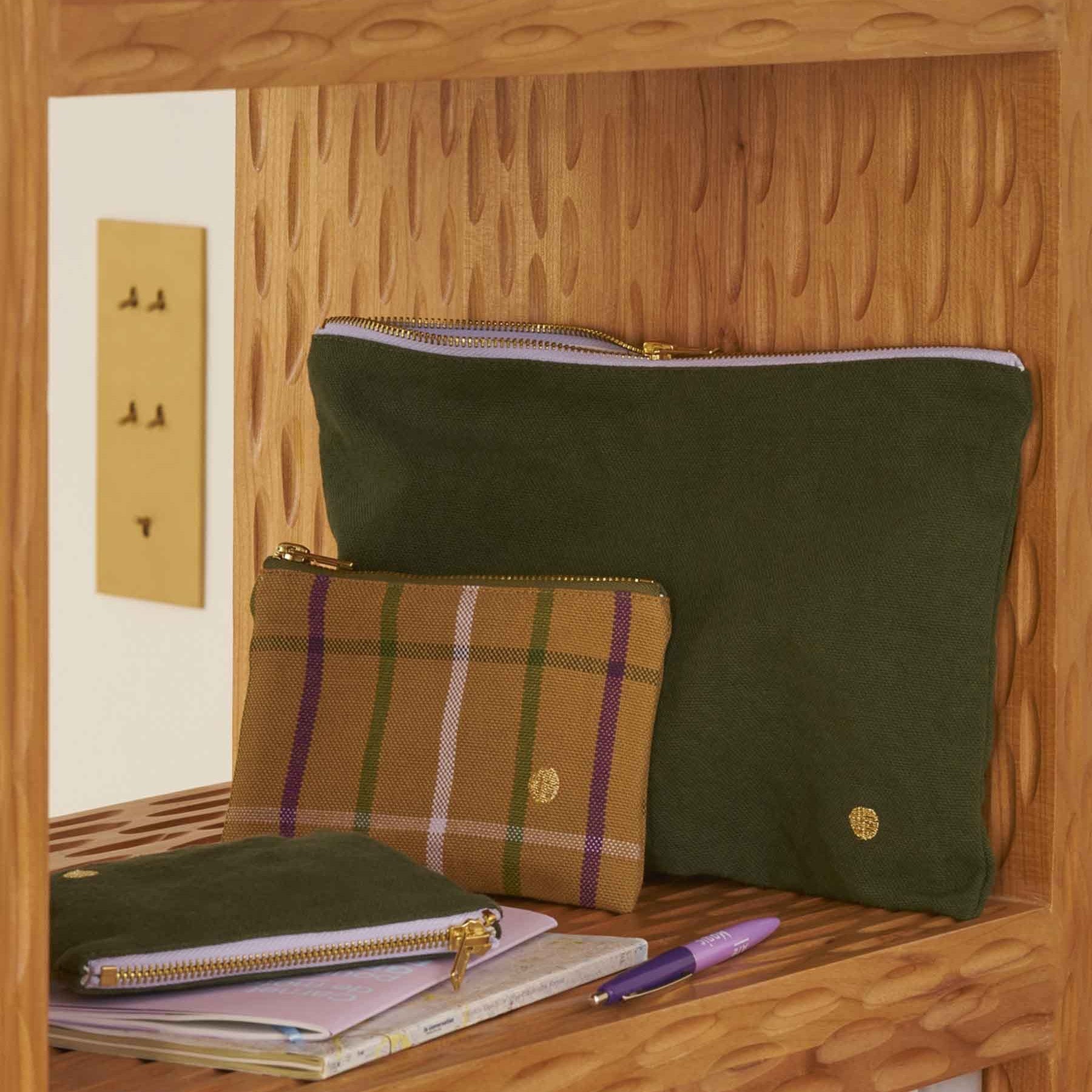 pochette iona cavolo riccio, colore cavolo riccio, taglia 19 x 28 x 1. dettaglio del prodotto da bagno