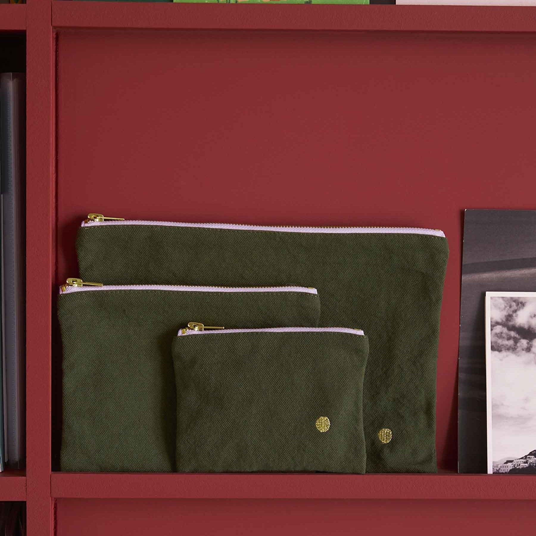 pochette iona cavolo riccio, colore cavolo riccio, taglia 19 x 28 x 1. dettaglio del prodotto da bagno