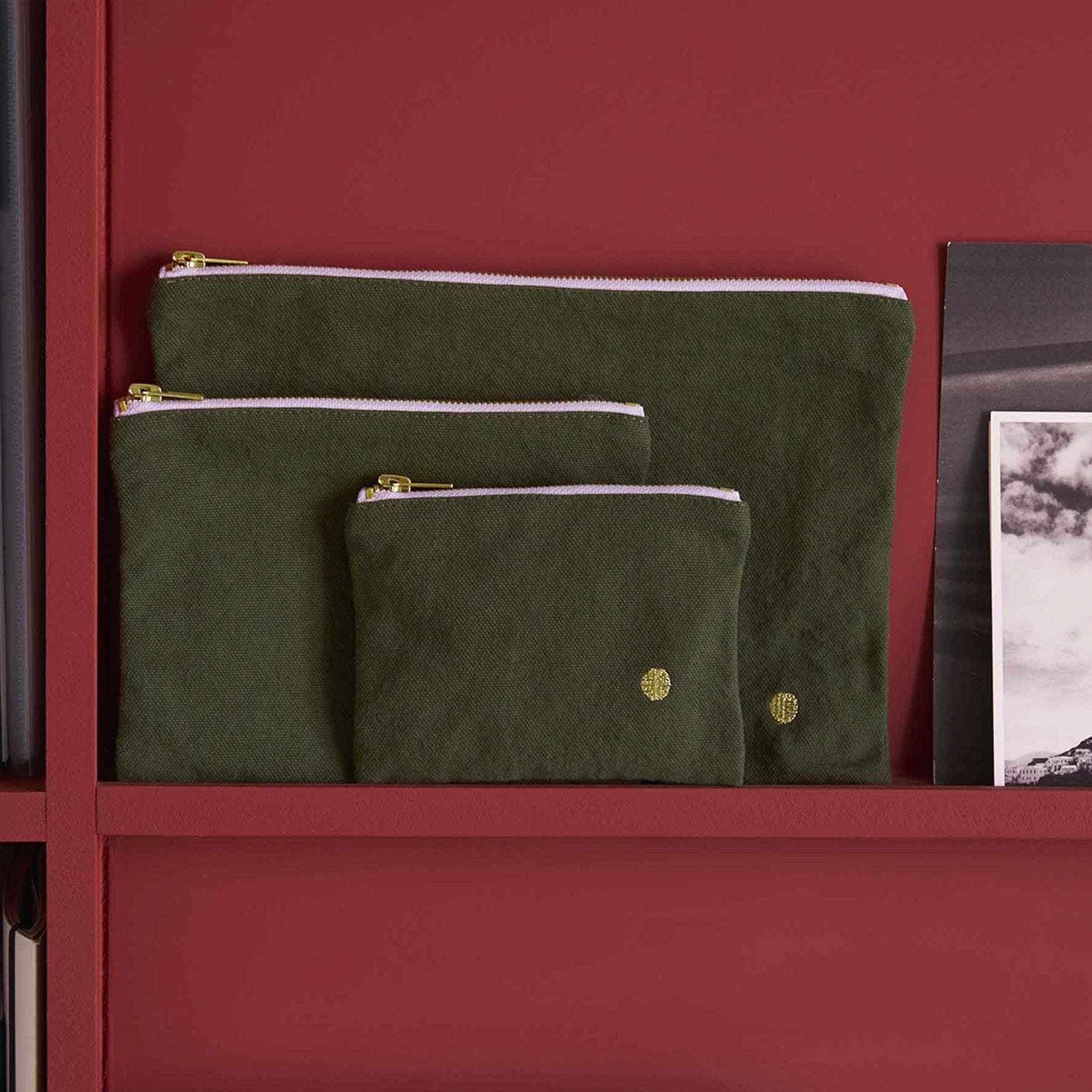 pochette iona cavolo riccio, colore cavolo riccio, taglia 11 x 14 x 1. dettaglio del prodotto da bagno