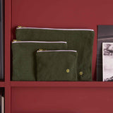 pochette iona cavolo riccio, colore cavolo riccio, taglia 11 x 14 x 1. dettaglio del prodotto da bagno