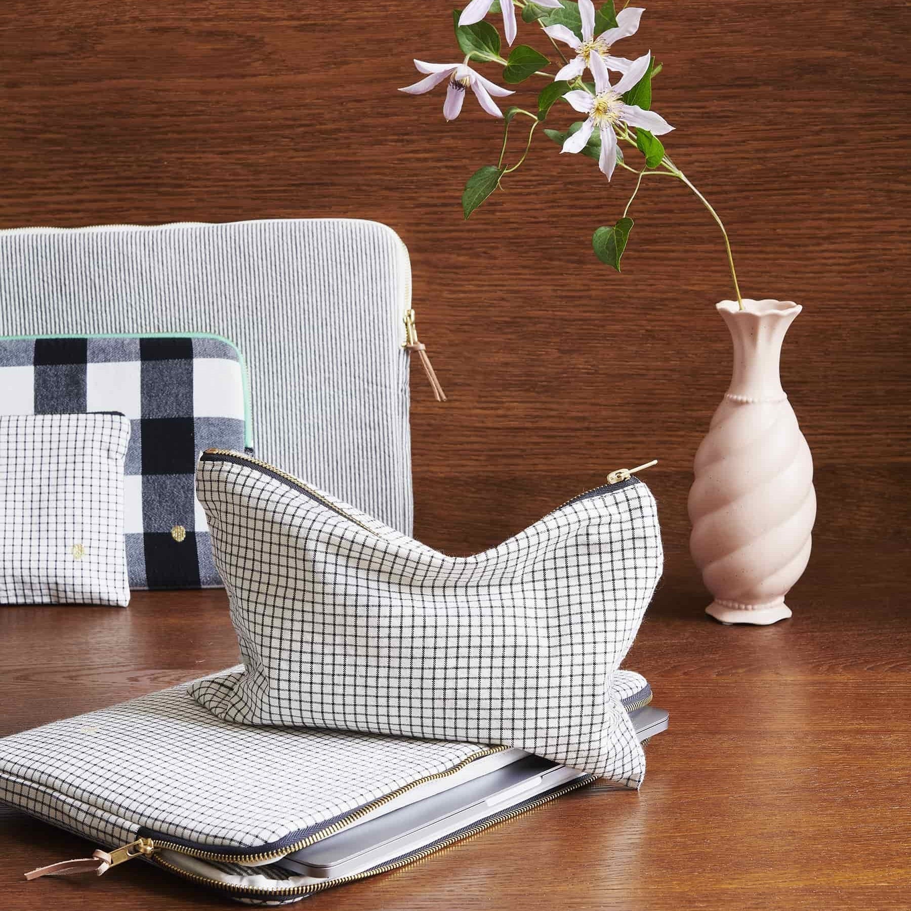 pochette gustave caviar, colore gustave caviar, taglia m. dettaglio del prodotto da bagno