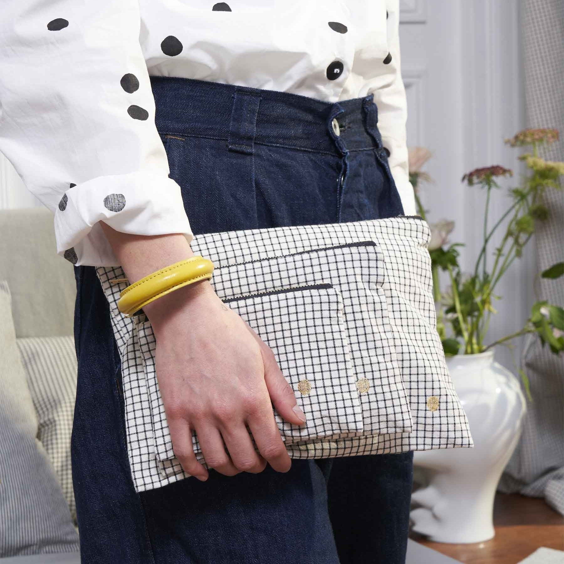 pochette gustave caviar, colore gustave caviar, taglia m. dettaglio del prodotto da bagno