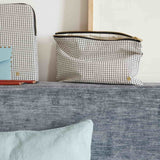 pochette gustave caviar, colore gustave caviar, taglia m. dettaglio del prodotto da bagno