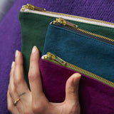 pochette iona pioggia viola, colore pioggia viola, taglia 19 x 28 x 1. dettaglio del prodotto da bagno