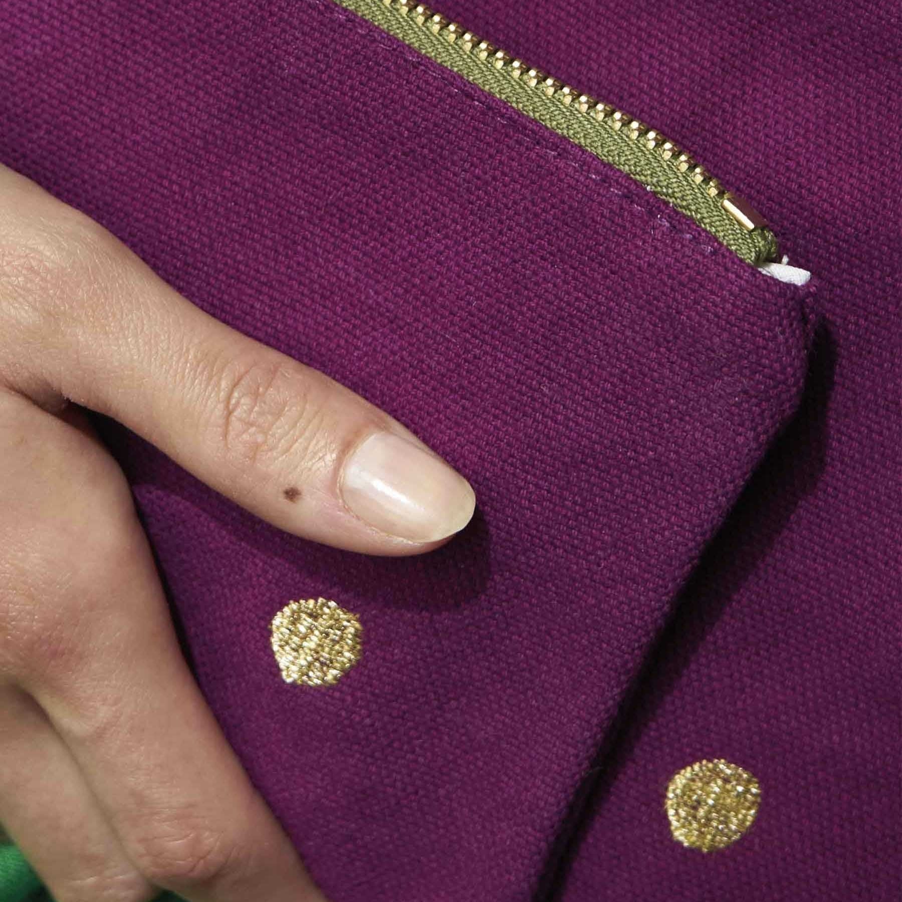 pochette iona pioggia viola, colore pioggia viola, taglia 19 x 28 x 1. dettaglio del prodotto da bagno