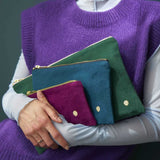 pochette iona pioggia viola, colore pioggia viola, taglia 19 x 28 x 1. dettaglio del prodotto da bagno