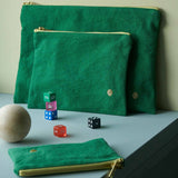 pochette iona erba, colore erba, taglia 19 x 28 x 1. dettaglio del prodotto da bagno