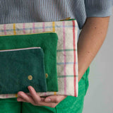 pochette iona erba, colore erba, taglia 19 x 28 x 1. dettaglio del prodotto da bagno