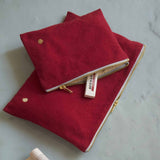 pochette iona ciliegia, colore ciliegia, taglia 14 x 19 x 1. dettaglio del prodotto da bagno