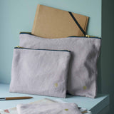 pochette iona pepe rosa, colore pepe rosa, taglia 19 x 28 x 1. dettaglio del prodotto da bagno