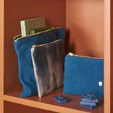 pochette iona multicolore, colore multicolore, taglia 14 x 19 x 1. dettaglio del prodotto da bagno