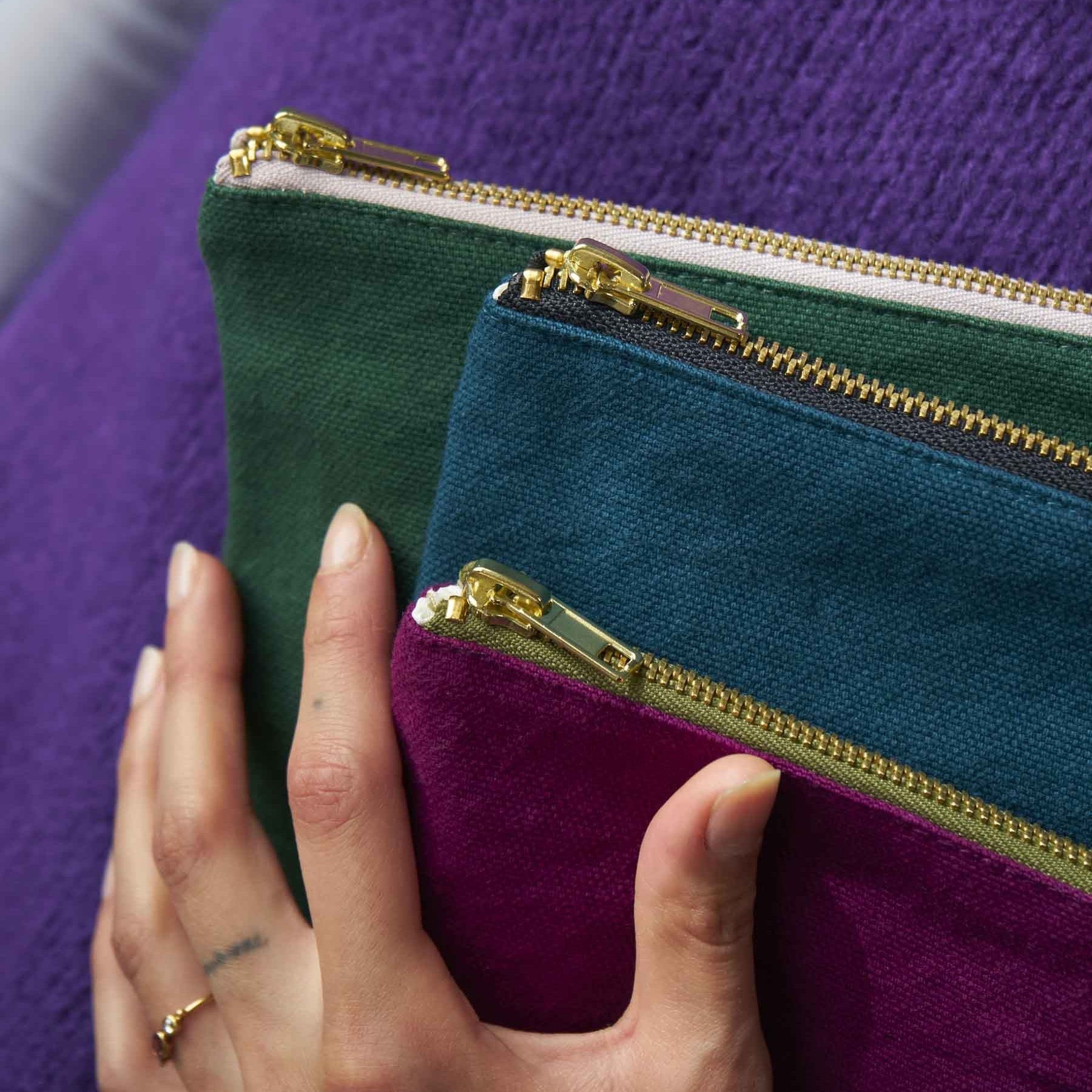 pochette iona nori, colore nori, taglia 19 x 28 x 1. dettaglio del prodotto da bagno