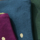 pochette iona uragano, colore uragano, taglia 14 x 19 x 1. dettaglio del prodotto da bagno