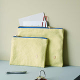 pochette iona luce del sole, colore luce del sole, taglia 14 x 19 x 1. dettaglio del prodotto da bagno