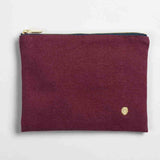 pochette iona vino, colore vino, taglia 14 x 19 x 1. dettaglio del prodotto da bagno