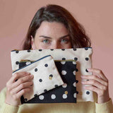 pochette mio ecru, colore ecru, taglia 11 x 14 x 1. dettaglio del prodotto da bagno