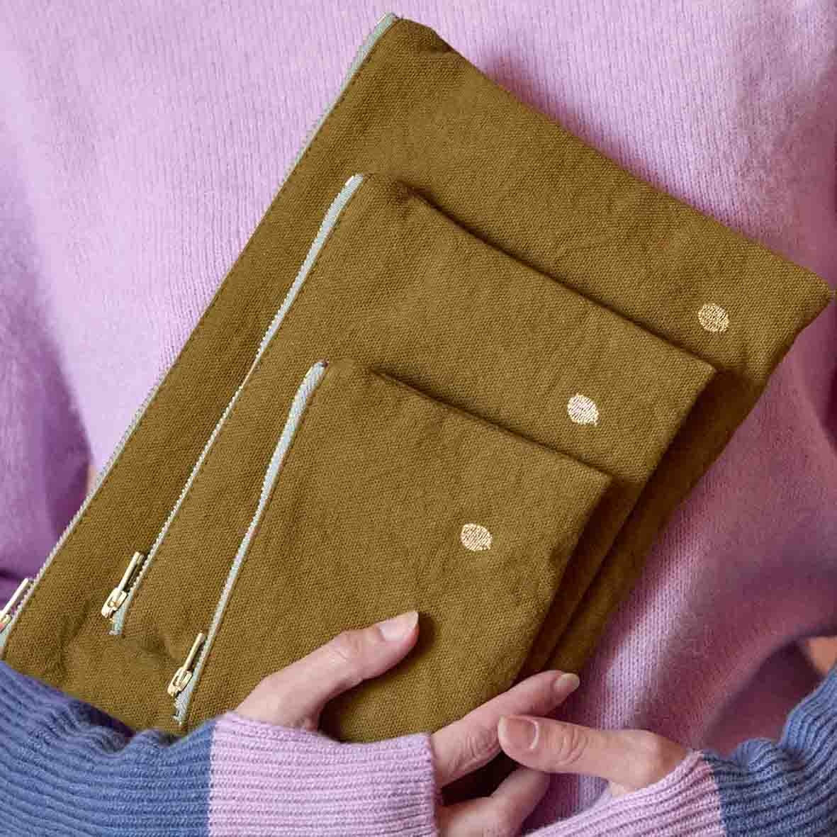 pochette iona noci, colore noci, taglia 11 x 14 x 1. dettaglio del prodotto da bagno