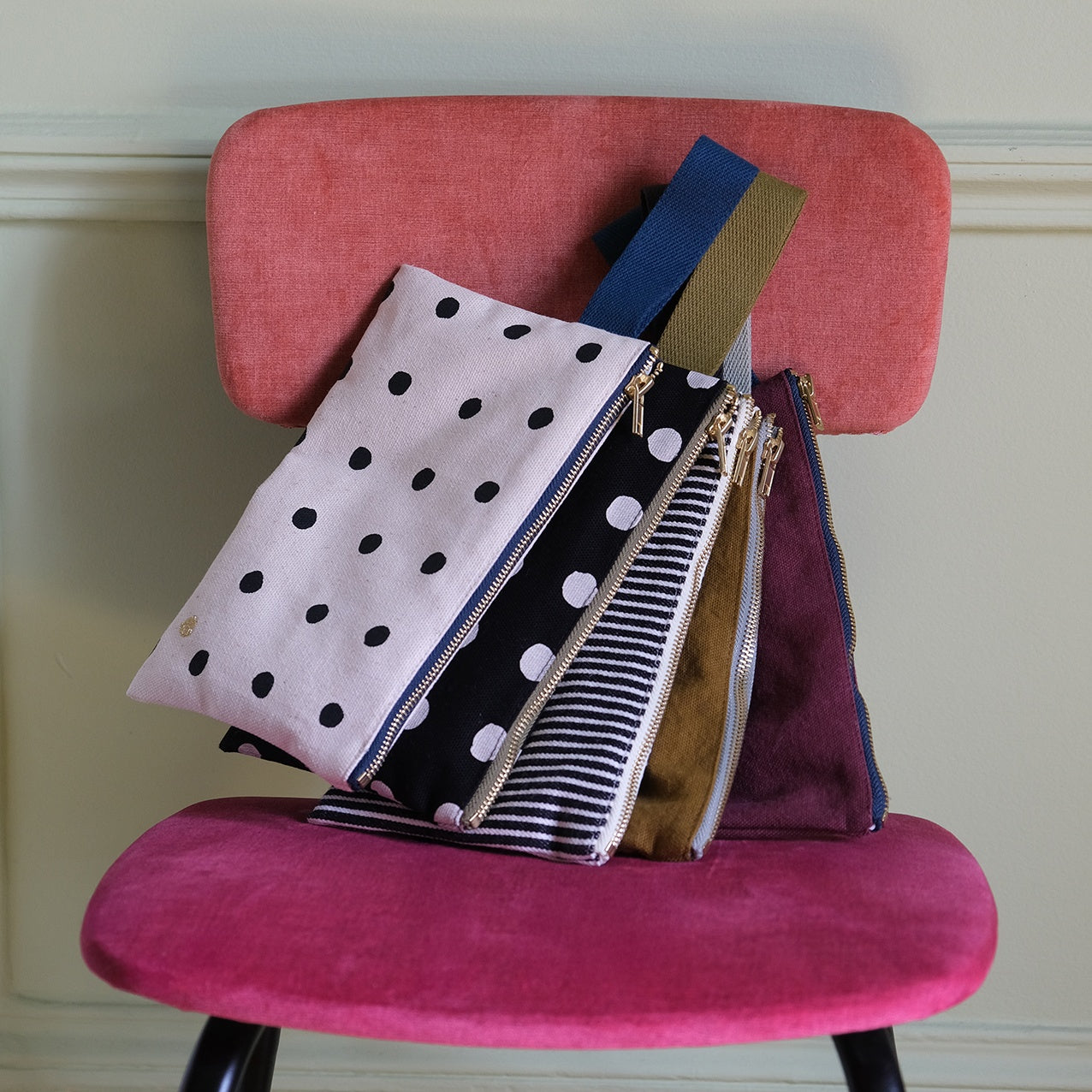 pochette con manico mio ecru, colore ecru, taglia 14 x 24. dettaglio del prodotto da bagno