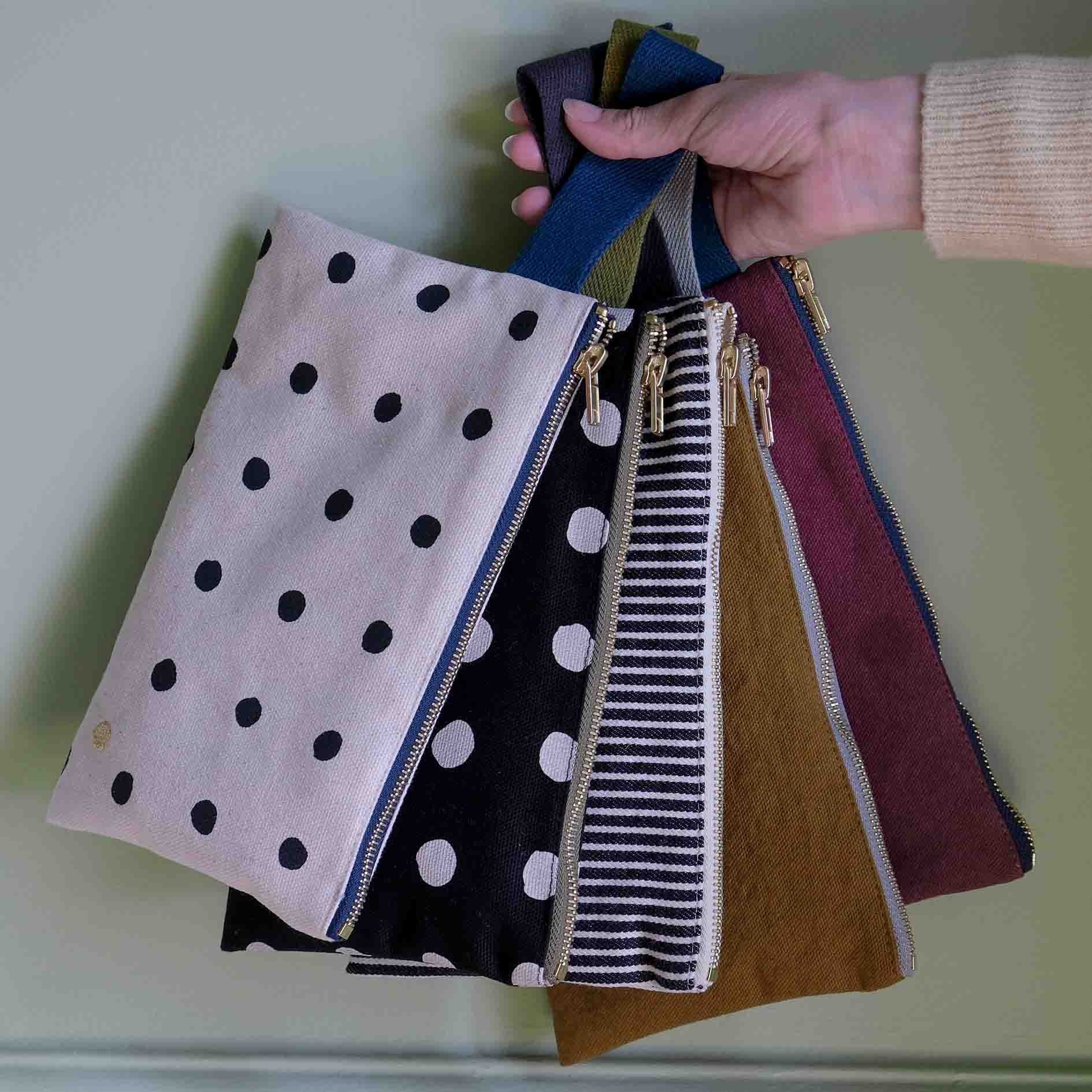 pochette da polso iona vino, colore vino, taglia 14 x 24. dettaglio del prodotto da bagno