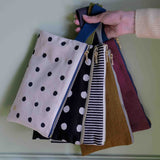 pochette da polso iona vino, colore vino, taglia 14 x 24. dettaglio del prodotto da bagno