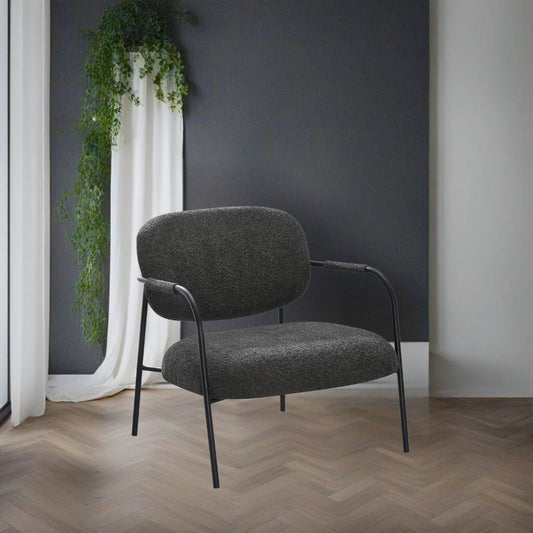 poltrona nat con struttura in metallo nero e seduta in tessuto teddy grigio scuro, poltrona imbottita con struttura solida e design moderno