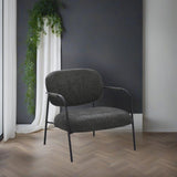 poltrona nat con struttura in metallo nero e seduta in tessuto teddy grigio scuro, poltrona imbottita con struttura solida e design moderno