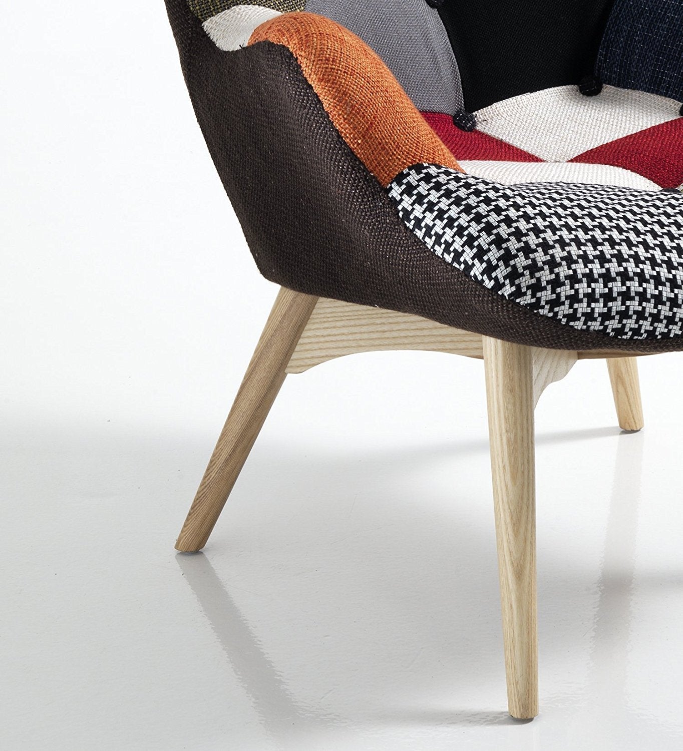 poltroncina havana imbottita in tessuto patchwork, perfetta per aggiungere comfort ed eleganza all’arredamento