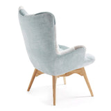 poltroncina havana imbottita in tessuto patchwork azzurro, dettaglio del rivestimento in tessuto o velluto