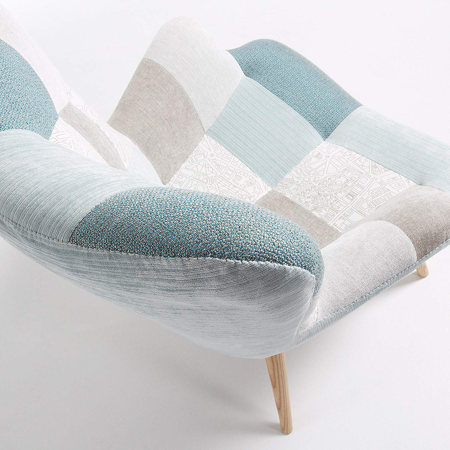 poltroncina havana imbottita in tessuto patchwork azzurro, perfetta per aggiungere comfort ed eleganza all’arredamento