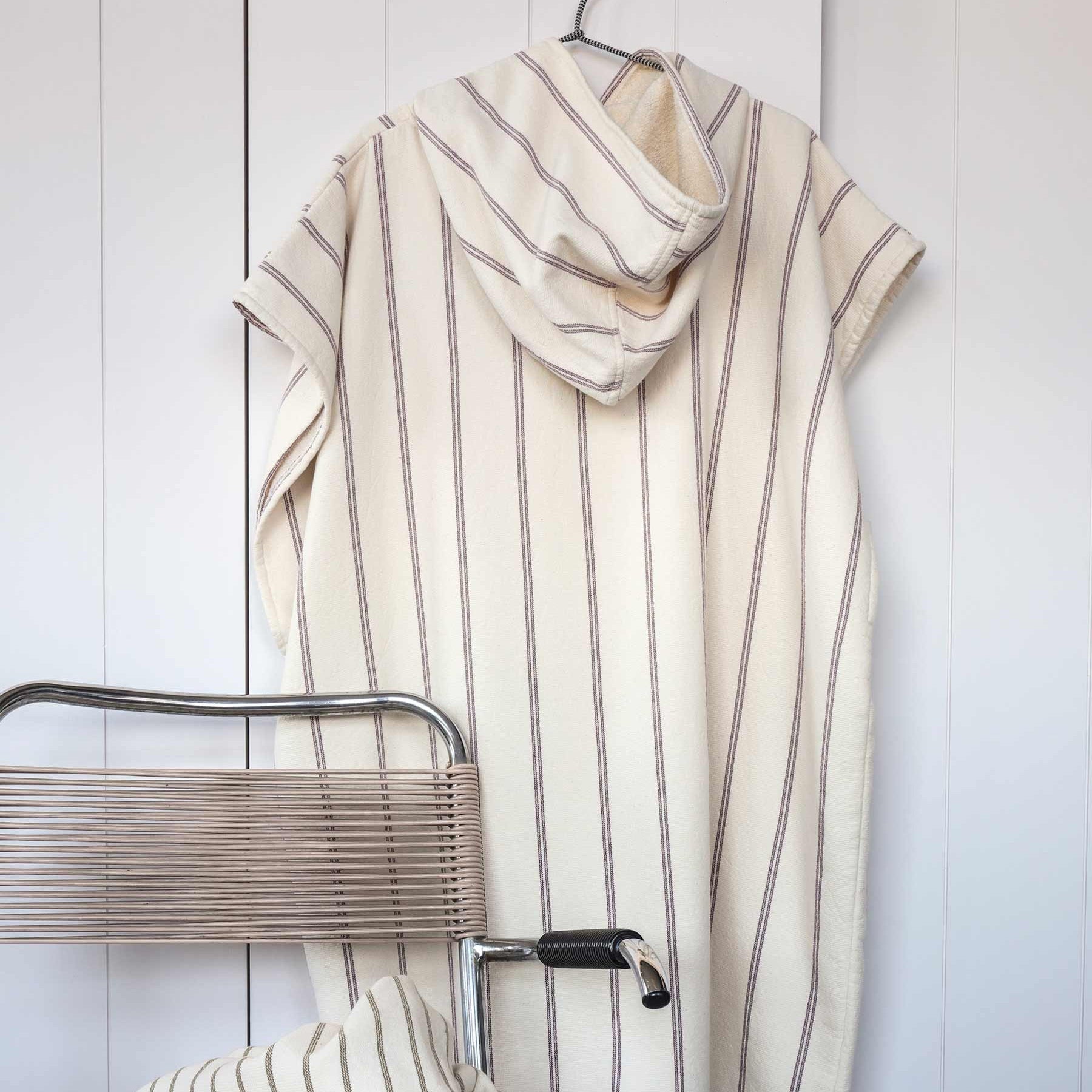 poncho marina pioggia viola, colore pioggia viola, taglia 95 x 80. prodotto in cotone biologico con lavorazione etica in Europa