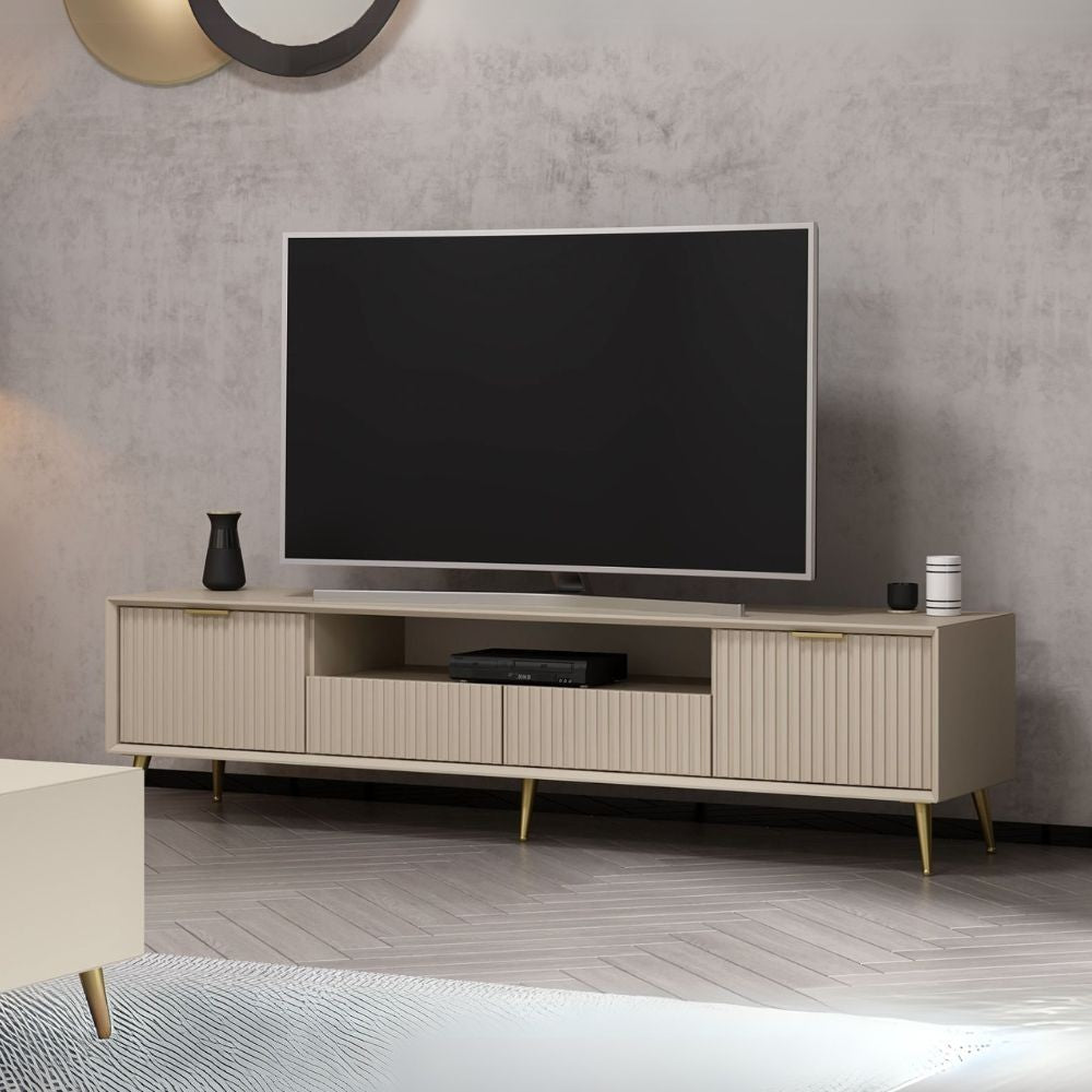 porta tv kale con 4 ante effetto cannettato e nicchia a giorno colore cashmere con maniglie e piedini oro, dettaglio delle ante e finiture in legno naturale