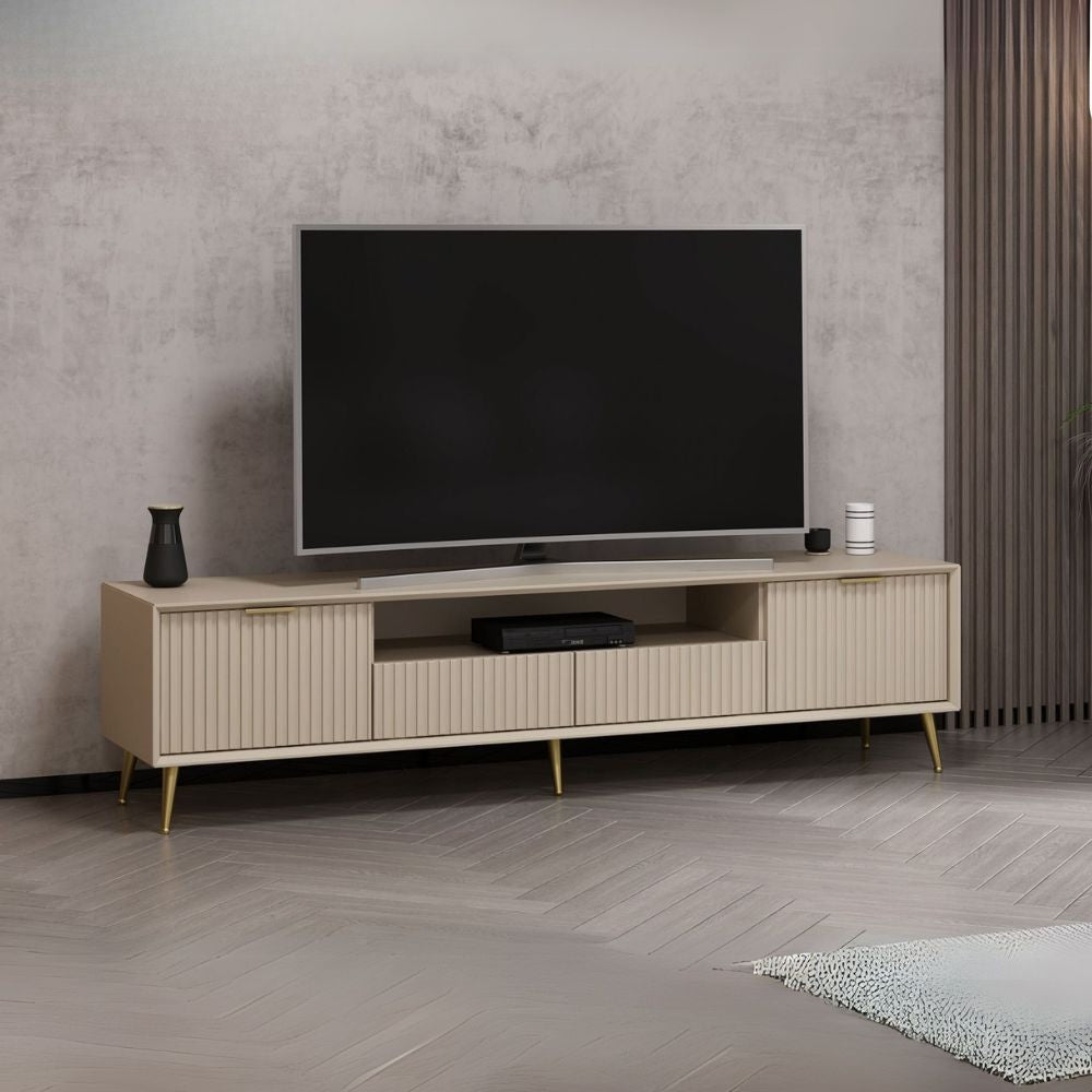 porta tv kale con 4 ante effetto cannettato e nicchia a giorno colore cashmere con maniglie e piedini oro, design elegante per integrare tecnologia e stile