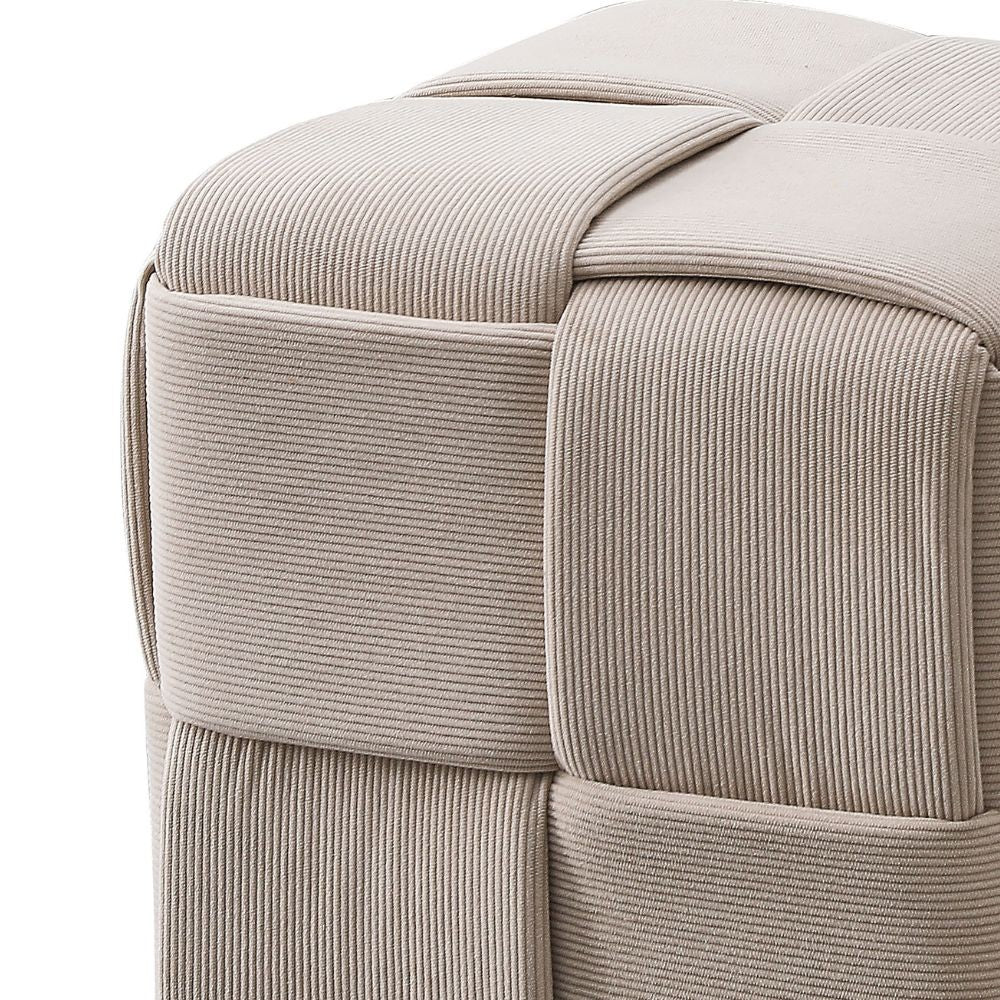 pouf den quadrato effetto intrecciato colore tortora, dettaglio delle cuciture e materiali di rivestimento