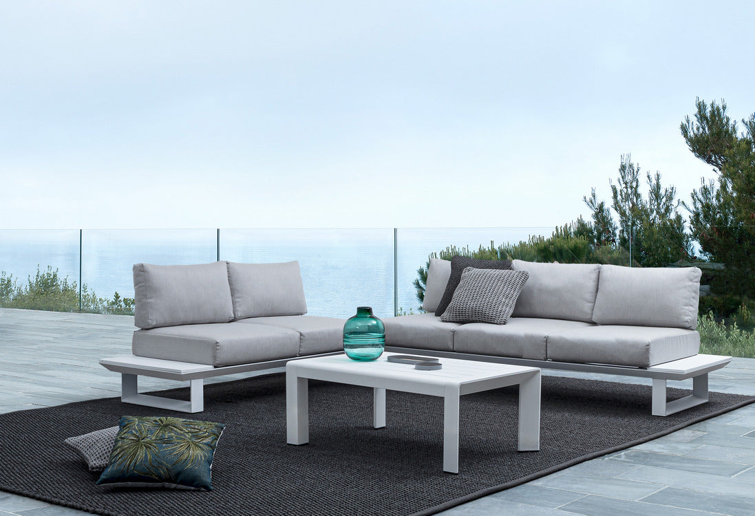 set salotto konnor con 2 divani e 1 tavolino in alluminio bianco, ideale per creare una zona lounge esterna accogliente