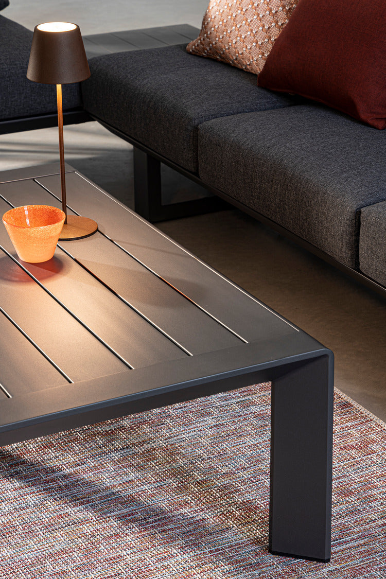 set salotto konnor con 2 divani e 1 tavolino in alluminio antracite, ideale per creare una zona lounge esterna accogliente