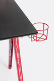scrivania gaming in legno e pvc nero con base acciaio rosso, 135,5 x 60 cm, ambientazione d’arredo con il prodotto...