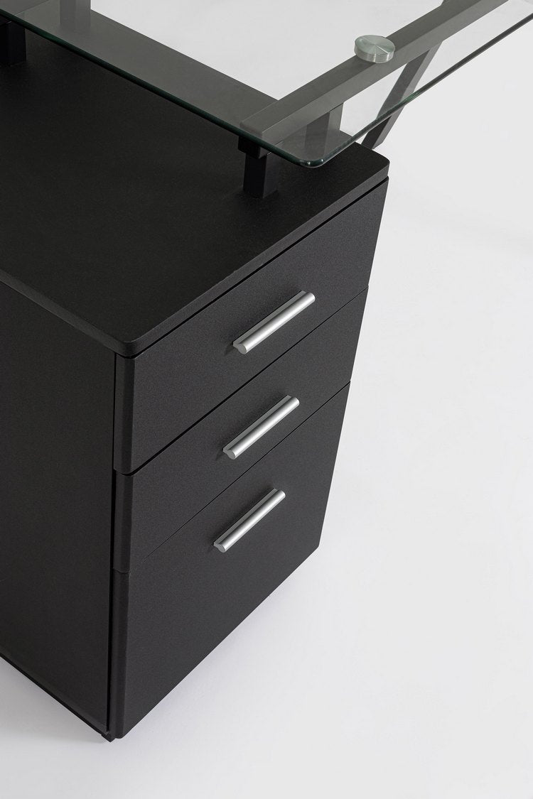 scrivania charlie in vetro temperato e base acciaio nero, con cassettiera 150,5 x 80 cm, ambientazione d’arredo con il...