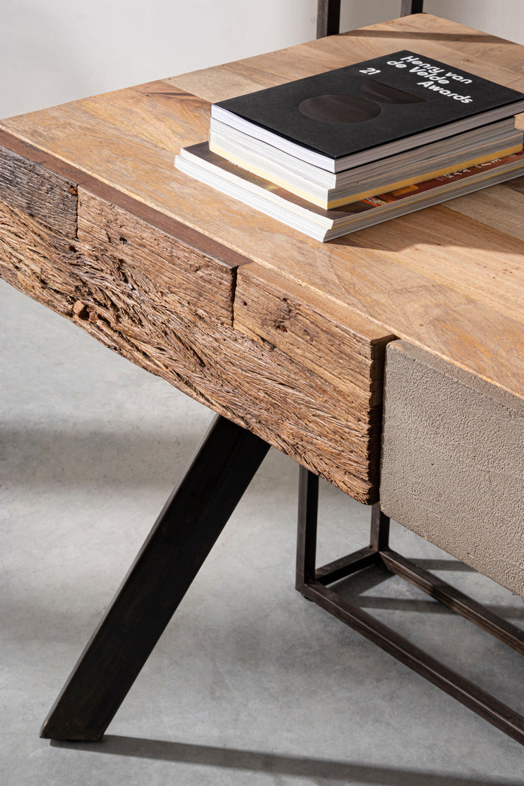 scrivania manchester in legno di mango e acciaio nero, 120×60 cm, ambientazione d’arredo con il prodotto protagonista