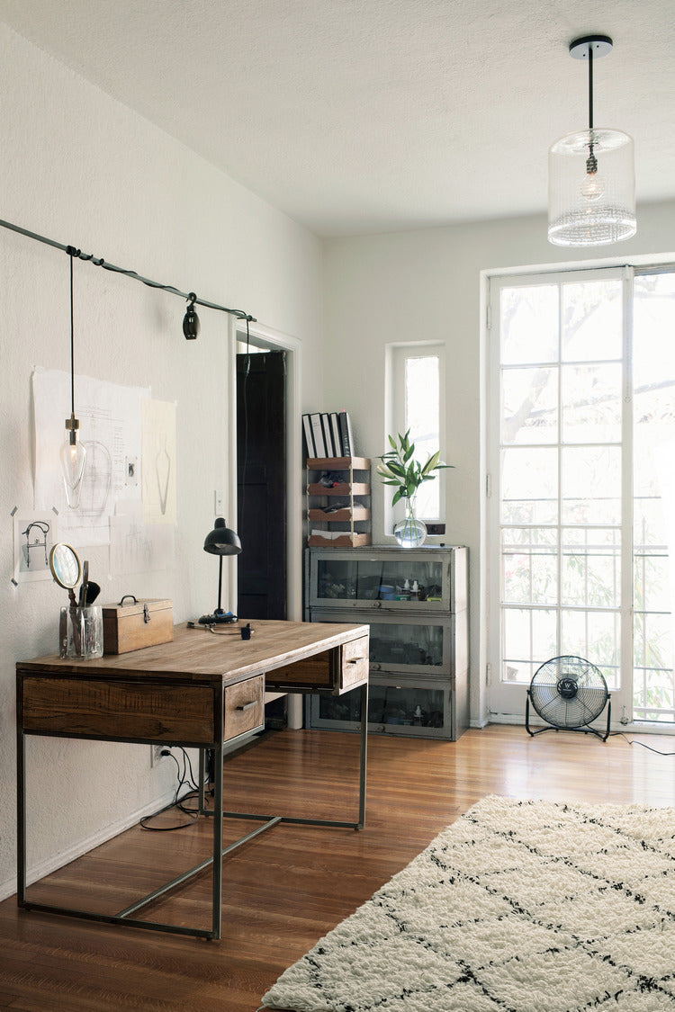 scrivania elmer in legno di acacia e acciaio antracite, 150×60 cm, ambientazione d’arredo con il prodotto protagonista