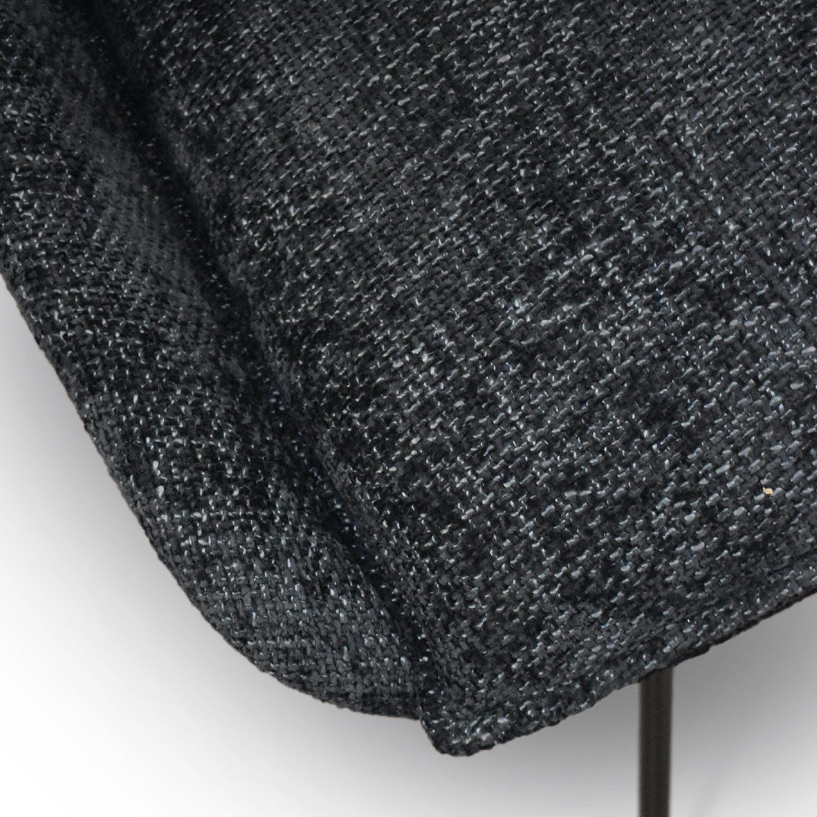 set di 2 sedie zermatt in tessuto nero e metallo nero, vista ambientata in soggiorno o sala da pranzo